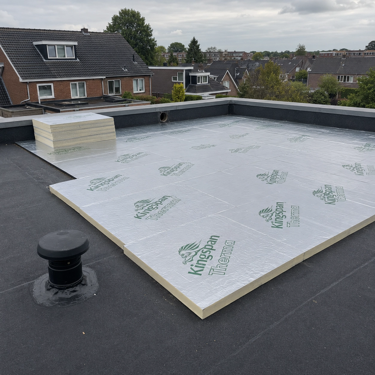 Isolatieplaten die op een plat dak naast een woning worden aangebracht
